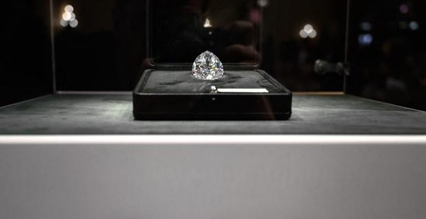 Viên kim cương trắng 'The Rock' được bán đấu giá tại Geneva, Thụy Sĩ. (Ảnh: AFP/TTXVN)