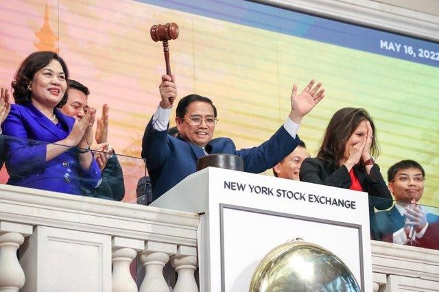 Thủ tướng Chính phủ Phạm Minh Chính gõ búa kết thúc phiên giao dịch tại Sàn giao dịch chứng khoán New York (NYSE) ngày 16/5 theo giờ địa phương - Ảnh: VGP