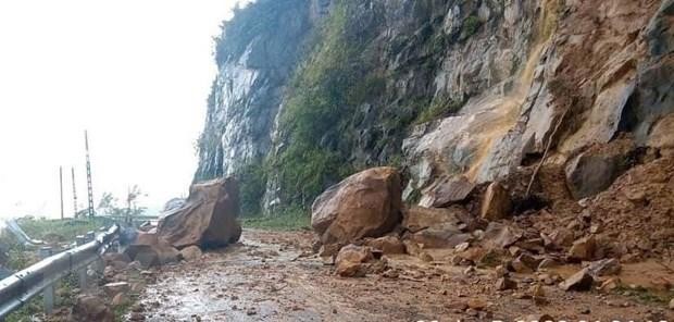 Tại Km17+700 đường tỉnh 129 thuộc Căn Tỷ 2, xã Ma Quai, huyện Sìn Hồ, sạt đá taluy dương xảy ra gây tắc đường, nguy hiểm cho người và phương tiện khi lưu thông. Ảnh: TTXVN phát