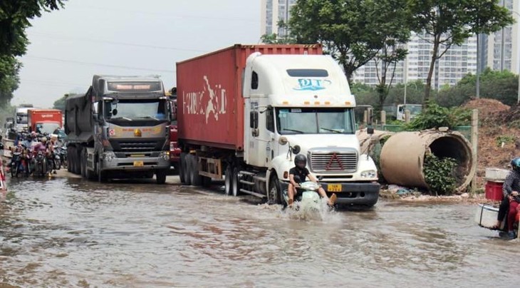Hà Nội: Đường ngập, trạm bơm tiêu úng 4.700 tỷ đồng tê liệt