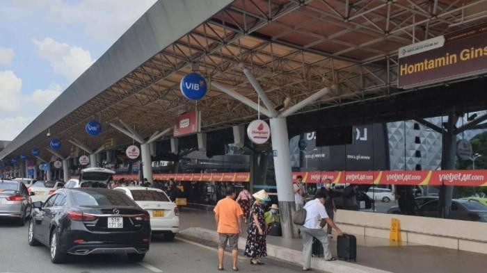 Hành khách di chuyển vào ga đi trong nước tại sân bay Tân Sơn Nhất. Ảnh: Intrenet