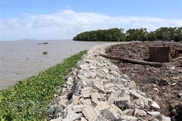 Xây dựng kè chống sạt lở bờ biển trên địa bàn thành phố Rạch Giá, tỉnh Kiên Giang. nh: TTXVN