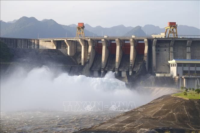 Thủy điện Tuyên Quang mở hoàn toàn 1 cửa xả đáy vào lúc 17 giờ 30 phút ngày 1/6. Ảnh: TTXVN