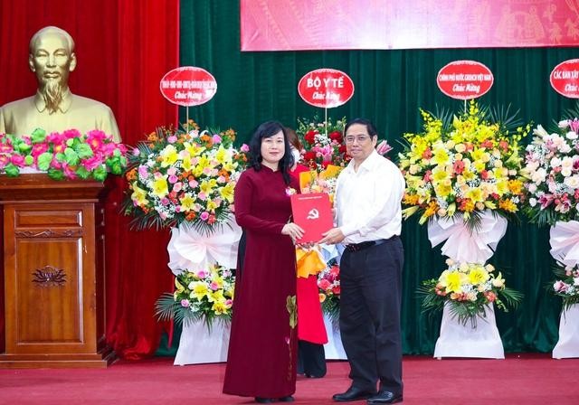 Thủ tướng Phạm Minh Chính trao Quyết định Bí thư Ban Cán sự Đảng, Quyền Bộ trưởng Bộ Y tế đối với bà Đào Hồng Lan. Ảnh:VGP