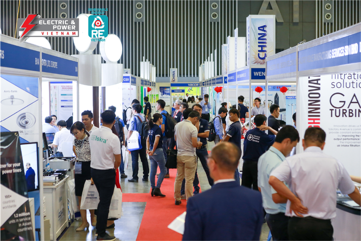 Khách tham quan triển lãm Electric & Power Vietnam 2018 tại Trung tâm Hội chợ & Triển lãm Sài Gòn (SECC).