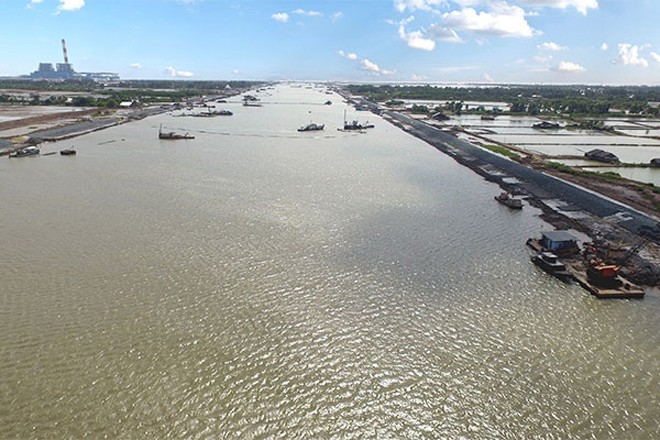 Tuyến luồng sông Hậu được thiết kế cho tàu 10.000 tấn đầy tải, tàu 20.000 tấn giảm tải. Ảnh: Phan Tứ