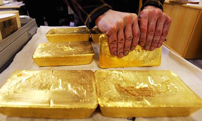 Giá vàng quốc tế quy đổi còn khoảng 32,7 triệu đồng. Ảnh: AFP.
