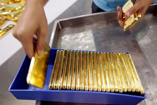 Có chuyên gia dự báo giá vàng sẽ trở lại vùng 1.100-1.200 USD. Ảnh: Bloomberg.