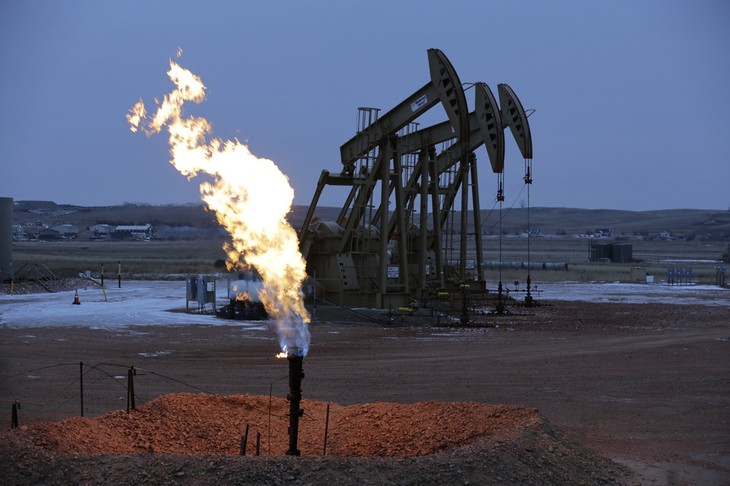 Giá dầu sụt 14% trong tháng 7
