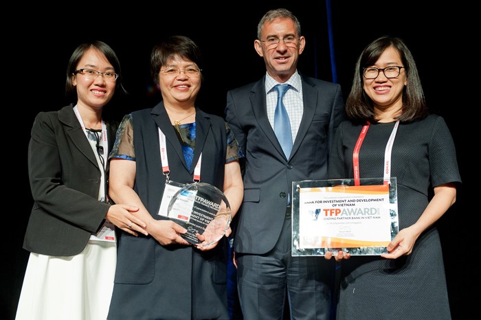 Đại diện BIDV nhận giải thưởng “Ngân hàng đối tác hàng đầu tại Việt Nam năm 2016”