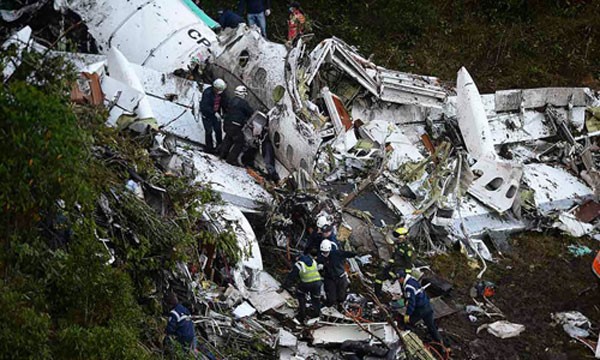 Chiếc máy bay vỡ nát sau khi đâm vào sườn núi. Ảnh:Reuters