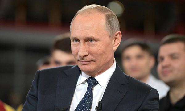 Tổng thống Nga Vladimir Putin trao đổi với các công nhân tại nhà máy ở thành phố Chelyabinsk. Ảnh:Kremlin.