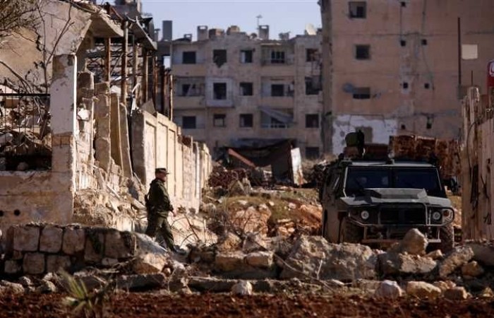 Một binh sĩ Nga hôm 4/12 bước tới xe quân sự tại khu vực dân cư Hanono do chính phủ kiểm soát tại Aleppo. Ảnh: Reuters