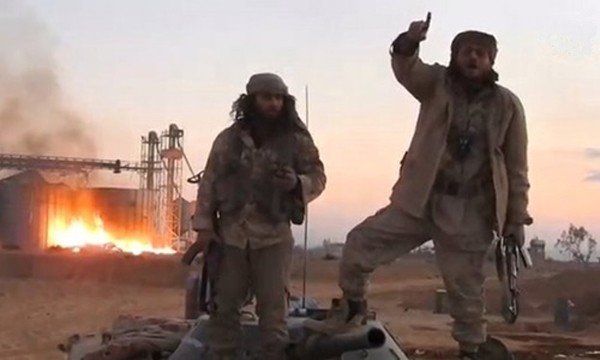 Hình ảnh cắt từ đoạn video do hãng thông tấn Amaq công bố cho thấy các tay súng IS hiện diện tại Palmyra. Ảnh:Reuters