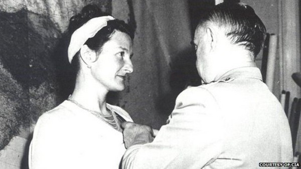 Virginia Hall khi nhận huân chương sau chiến tranh. Ảnh:BBC.