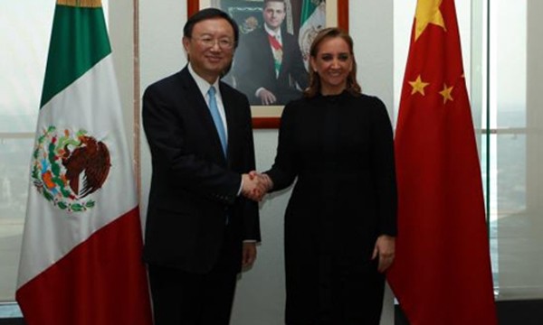 Dương Khiết Trì và Ngoại trưởng Mexico Claudia Ruiz Massieu. Ảnh:Reuters.