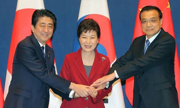 Thủ tướng Nhật Bản Shinzo Abe, Tổng thống Hàn Quốc Park Geun-hye và Thủ tướng Trung Quốc Lý Khắc Cường tại cuộc gặp thượng đỉnh năm 2015 ở Seoul, Hàn Quốc. Ảnh:AFP.