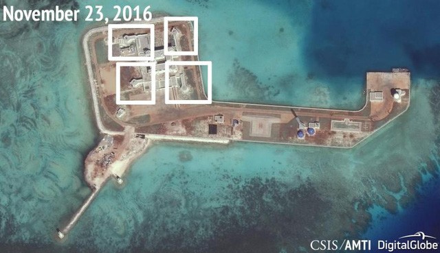 Ảnh chụp vệ tinh hôm 23/11/2016 cho thấy Trung Quốc dường như đã lắp các súng phòng không và hệ thống vũ khí tầm gần trên đá Tư Nghĩa. (Ảnh: Reuters)