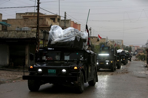 Phương tiện quân sự Iraq trong một trận giao tranh với phiến quân Nhà nước Hồi giáo tại khu Qadisiyah, phía bắc Mosul, ngày 14/12. Ảnh:Reuters.