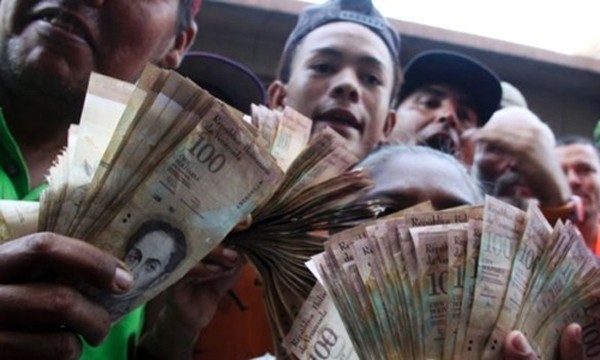 Trên thị trường chợ đen, đồng 100 boliviar đổi được 0,02 USD. Ảnh:AFP.