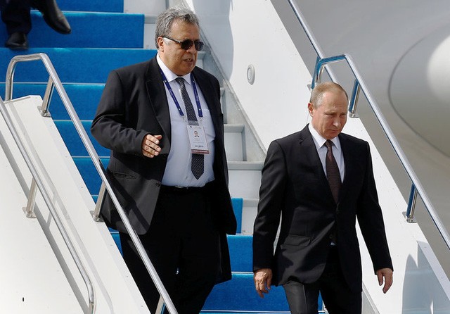 Đại sứ Andrey Karlov (trái) được cho là có vai trò quan trọng trong việc hạ nhiệt căng thẳng trong quan hệ giữa Nga và Thổ Nhĩ Kỳ liên quan đến cuộc chiến Syria cũng như sau vụ Ankara bắn rơi chiến đấu cơ của Moscow. (Ảnh: Reuters)