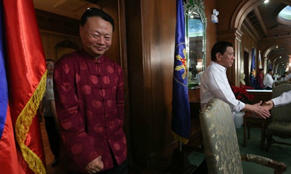 Đại sứ Trung Quốc tại Philippines Triệu Giám Hoa gặp Tổng thống RodrigoDuterte tối qua ở điện tổng thống tại Manila. Ảnh:Presidential Photo
