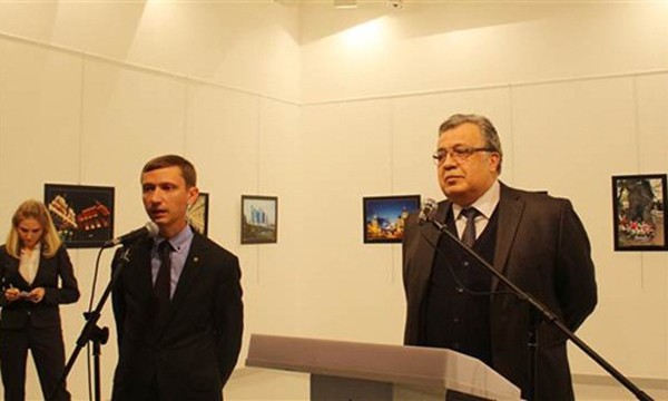 Đại sứ Nga ở Thổ Nhĩ Kỳ Andrey Karlov phát biểu tại buổi triển lãm trước khi bị ám sát. Ảnh:Anadolu Agency
