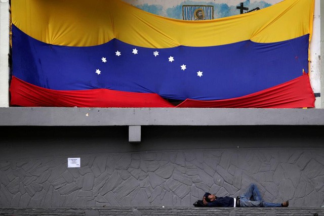 Venezuela "vùng vẫy" trong khủng hoảng đổi tiền