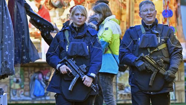 Cảnh sát tuần tra một chợ Giáng sinh tại Dortmund của Đức. (Ảnh: Australian)