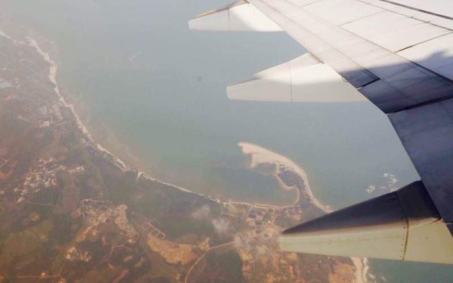 Ảnh chụp từ máy bay của Trung Quốc đáp thử nghiệm trái phép tới đảo Phú Lâm hôm 6/2/2016. (Ảnh: CCTV)