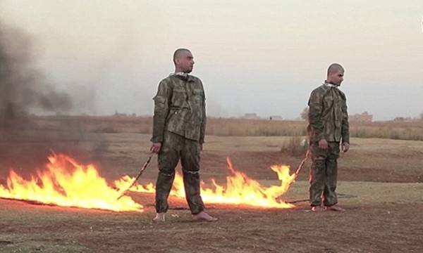 Hai binh sĩ Thổ Nhĩ Kỳ bị phiến quân Nhà nước Hồi giáo thiêu sống. Ảnh:Mirror.