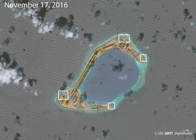 Ảnh chụp vệ tinh của CSIS hồi tháng 11 cho thấy Trung Quốc dường như đã lắp các súng phòng không và hệ thống vũ khí tầm gần trên đá Xu Bi ở Trường Sa của Việt Nam. (Ảnh: Reuters)