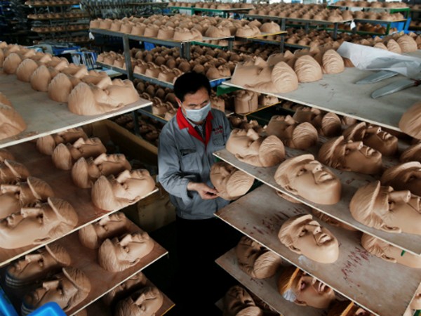 Công nhân đang kiểm tra sản phẩm mặt nạ cao su hình Donald Trump tại một nhà máy ở Chiết Giang, Trung Quốc.Ảnh: Reuters