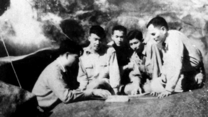 Toà soạn Báo Quân đội nhân dân họp tại hang Thẩm Púa (ông Hoàng Xuân Tùy ngồi thứ hai từ phải qua) - ảnh tư liệu