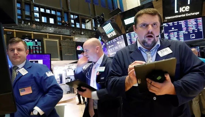 Các nhà giao dịch cổ phiếu trên sàn NYSE ở New York, Mỹ, ngày 9/1 - Ảnh: Reuters.