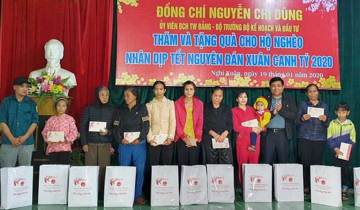 Bộ trưởng Nguyễn Chí Dũng tặng quà Tết cho hộ nghèo tại Nghệ An