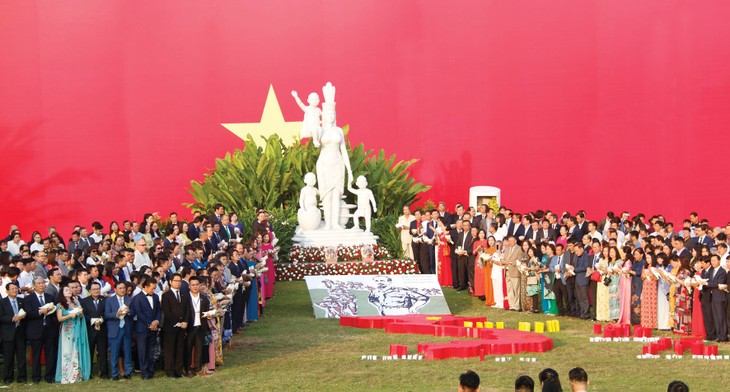 Bên tượng đài Mẹ Việt Nam, các doanh nhân hát Quốc ca, hướng về biển Đông trong Chương trình Diễn đàn Doanh nhân Việt Nam 2019