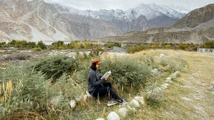 Một cô gái Việt Nam ở thị trấn Passu Pakistan nổi tiếng với dãy núi huyền thoại Passu Cathedral Ridge