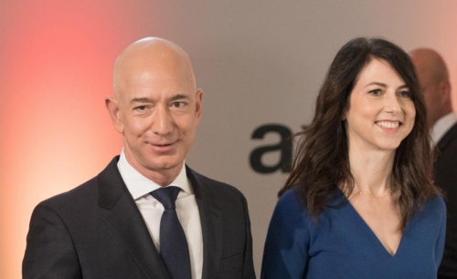 Ông chủ Amazon - Jeff Bezos và vợ - MacKenzie Bezos. Ảnh:DPA