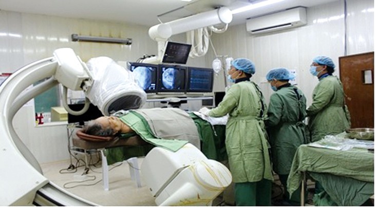 Các bác sĩ của Bệnh viện Thống Nhất đang thực hiện kỹ thuật vẽ bản đồ điện học trong tim (Ensite) cho bệnh nhân