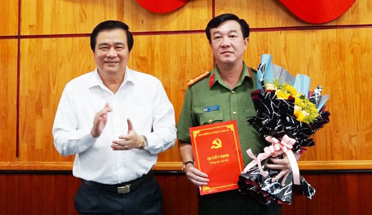 Bí thư Tỉnh ủy, Chủ tịch HĐND tỉnh Long An Phạm Văn Rạnh trao quyết định và chúc mừng Đại tá Lâm Minh Hồng