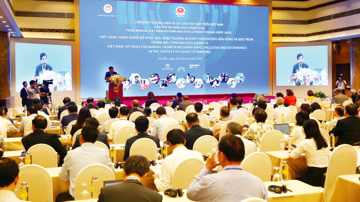 Bộ trưởng Bộ Kế hoạch và Đầu tư Nguyễn Chí Dũng phát biểu tại Diễn đàn Cải cách và Phát triển Việt Nam 2020. Ảnh: Lê Tiên