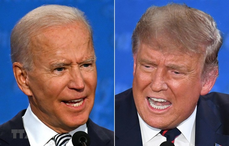 Cựu Phó Tổng thống Mỹ Joe Biden (trái) và đương kim Tổng thống Mỹ Donald Trump (phải) tại vòng tranh luận trực tiếp đầu tiên ở thành phố Cleveland, bang Ohio ngày 30/9/2020. (Ảnh: AFP/TTXVN)