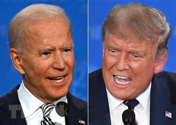 Tổng thống Mỹ Donald Trump (phải) và cựu Phó Tổng thống Mỹ Joe Biden (trái) tại vòng tranh luận trực tiếp đầu tiên ở thành phố Cleveland, bang Ohio ngày 29/9/2020. (Nguồn: AFP/TTXVN)