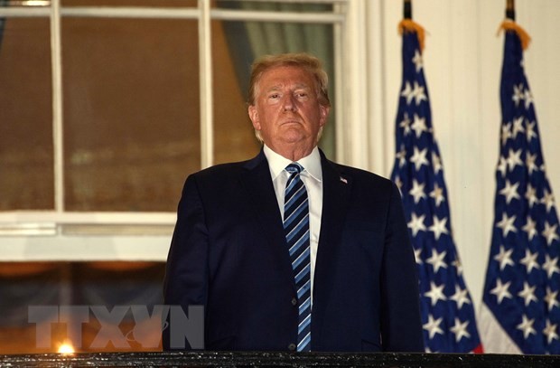 Tổng thống Mỹ Donald Trump trên ban công Nhà Trắng sau khi trở về từ Viện Quân y Walter Reed, nơi ông được điều trị COVID-19, ngày 5/10. (Ảnh: AFP/TTXVN)