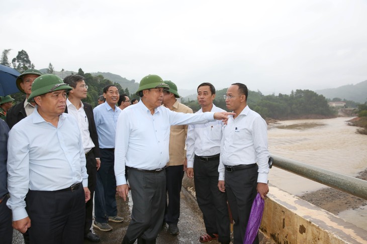 Phó Thủ tướng Trương Hòa Bình thị sát tình hình lũ lụt tại huyện Tây Giang. Ảnh: VGP/Lê Sơn