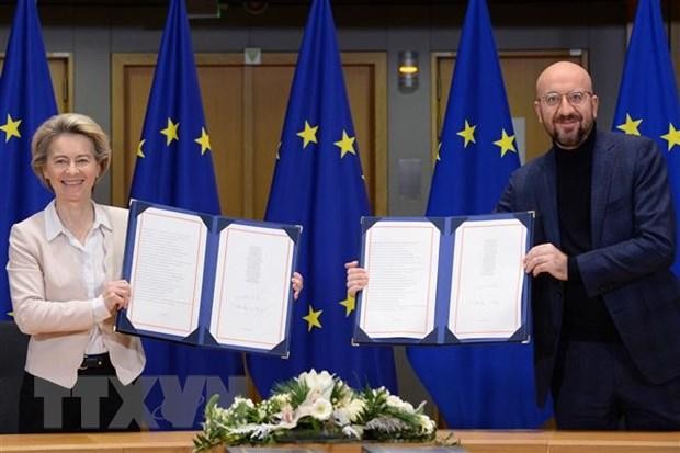 Chủ tịch Ủy ban châu Âu Ursula von der Leyen (trái) và Chủ tịch Hội đồng châu Âu Charles Michel (phải) sau khi ký Hiệp định Thương mại và Hợp tác lịch sử hậu Brexit ở Brussels, Bỉ. (Ảnh: AFP/TTXVN)