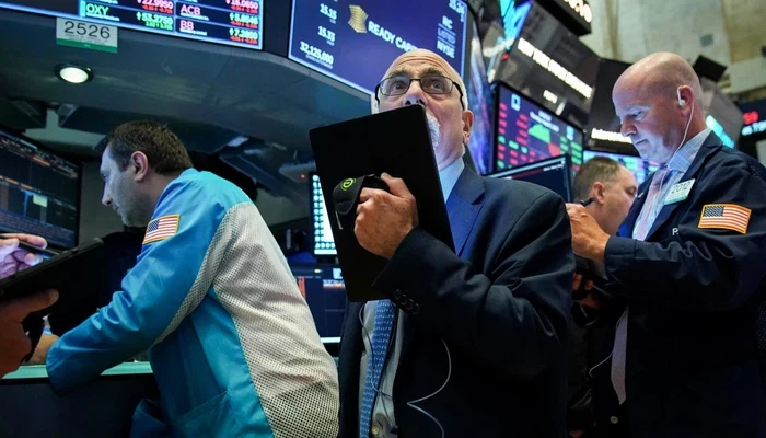 Dow Jones tăng nhờ gói kích cầu, Nasdaq sụt vì “cổ” công nghệ bị bán tháo
