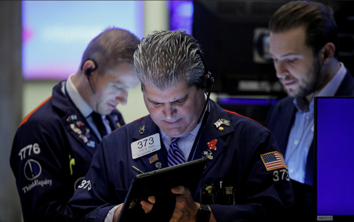 Các nhà giao dịch cổ phiếu trên sàn NYSE ở New York, Mỹ ngày 27/10/2021 - Ảnh: Reuters.