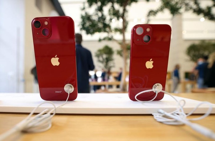 Điện thoại iPhone 13 được trưng bày tại một cửa hàng Apple ở London, Anh - Ảnh: Bloomberg